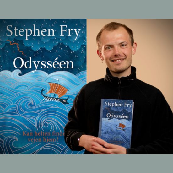Bibliotekets litteraturformidler Stinus holder bogen "Odysséen"