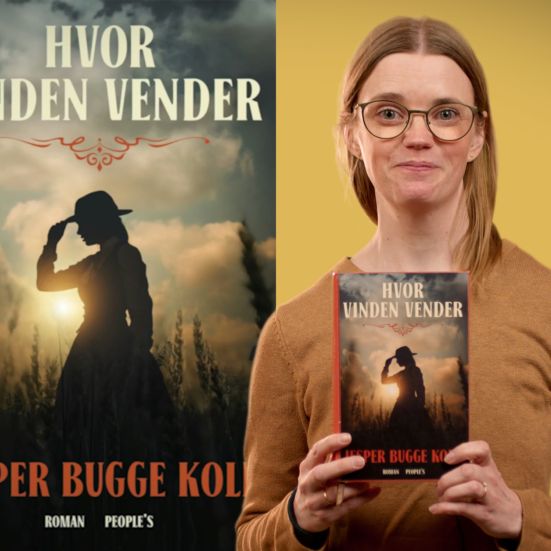 Bibliotekets litteraturformidler Mette holder bogen "Hvor vinden vender"