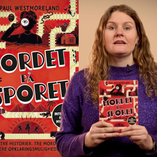 Bibliotekets litteraturformidler Trine holder bogen "Mordet på sporet"