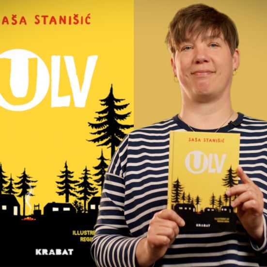 Bibliotekets litteraturformidler Louise holder bogen "Ulv"