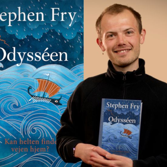 Bibliotekets litteraturformidler Stinus holder bogen "Odysséen"