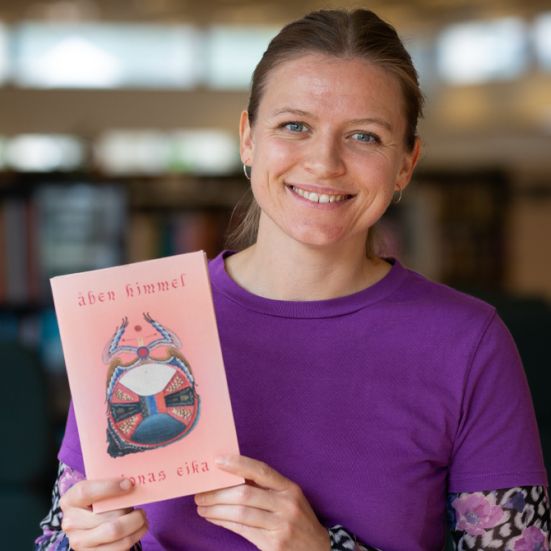 Bibliotekets litteraturformidler Kirsten holder bogen "Åben himmel"