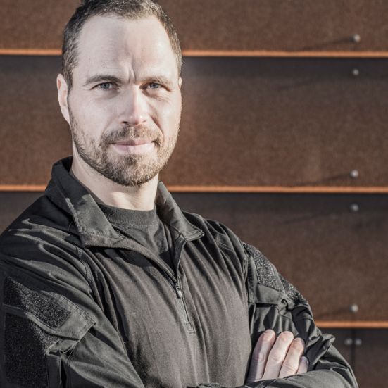 Erik B. Jørgensen, tidligere jægersoldat og patruljefører i Slædepatruljen Sirius, og kendt fra TV 2-seersuccesen “Korpset”, hvor han har været instruktør gennem otte sæsoner