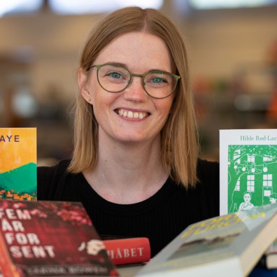 Litteraturformidler Mette Bjellsäter blandt bøger