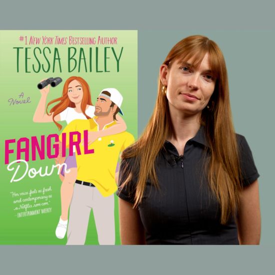 Bibliotekets litteraturformidler Josefine foran bogen "Fangirl Down"