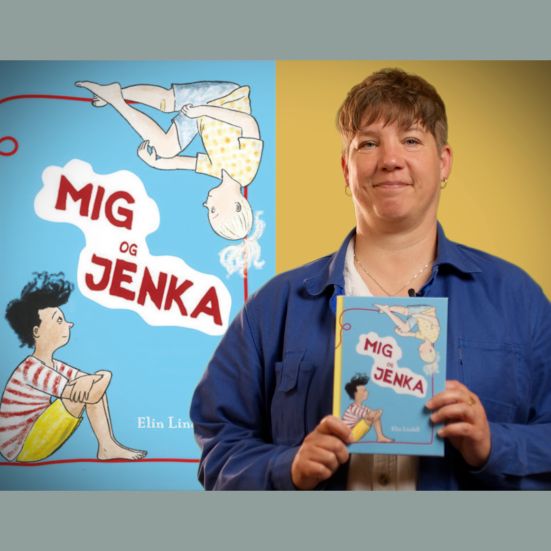 Bibliotekets litteraturformidler Louise holder bogen "Mig og Jenka"