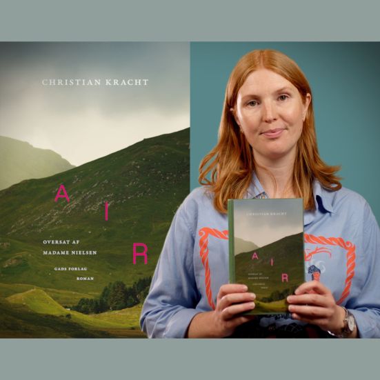 Bibliotekets litteraturformidler Mette holder bogen "Air"