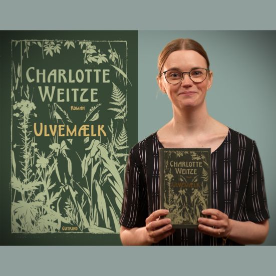 Bibliotekets litteraturformidler Mette holder bogen "Ulvemælk"