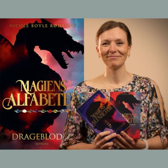 Bibliotekets litteraturformidler Sara holder bogen "Magiens alfabeter"