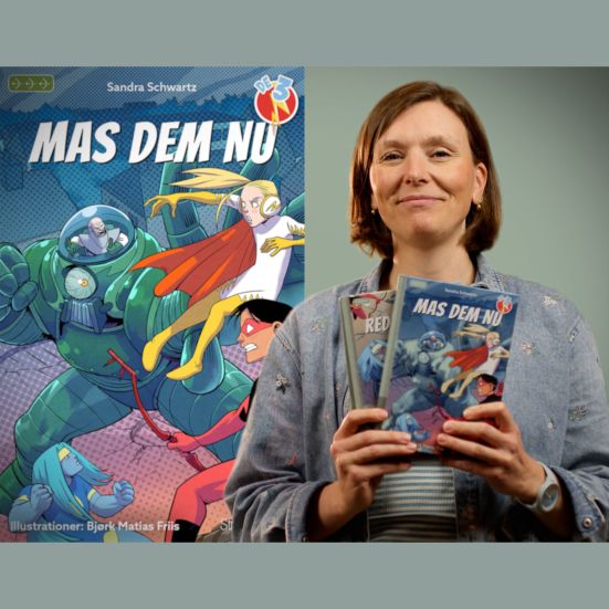 Bibliotekets litteraturformidler Sara holder bøgerne De 3-serien