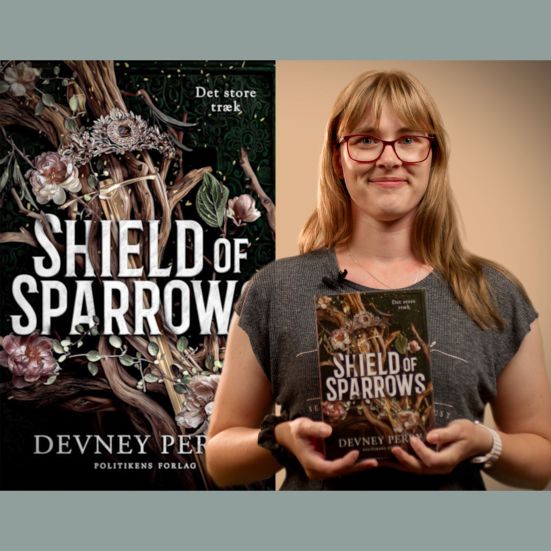 Bibliotekets medarbejder Thea holder bogen "Shield of Sparrows - Det store træk"