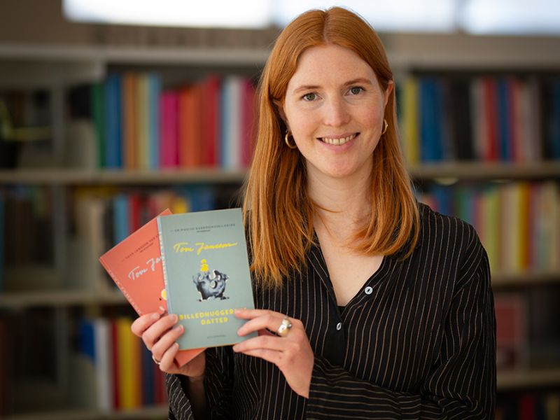 Bibliotekets litteraturformidler Mette holder to bøger af Tove Jansson