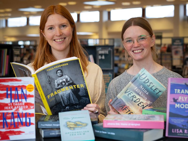 Bibliotekets litteraturformidlere Mette og Mette viser bøger frem