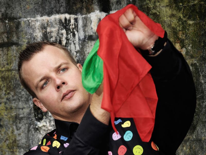 Tryllekunstner Lasse K med farvede lommetørklæder