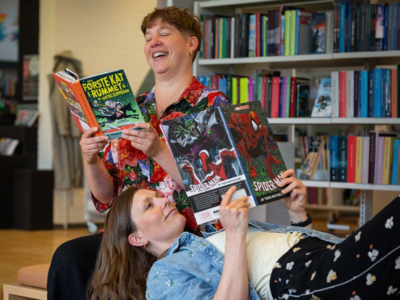 Bibliotekets børnelitteraturformidlere Louise og Sara læser tegneserier