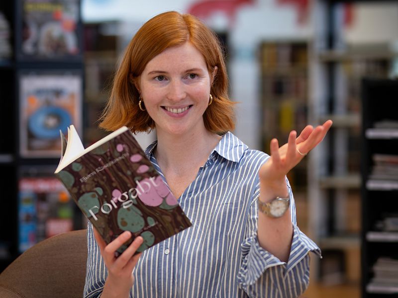 Bibliotekets litteraturformidler Mette læser højt fra en bog