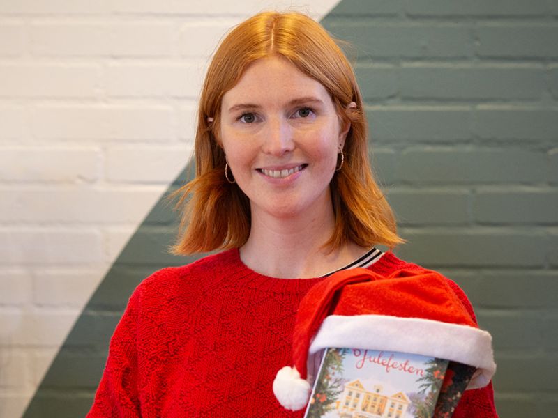 Bibliotekets litteraturformidler Mette holder en julebog