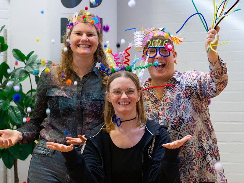 Bibliotekets litteraturformidler Trine, Mette og Louise meed nytårshatte og -briller
