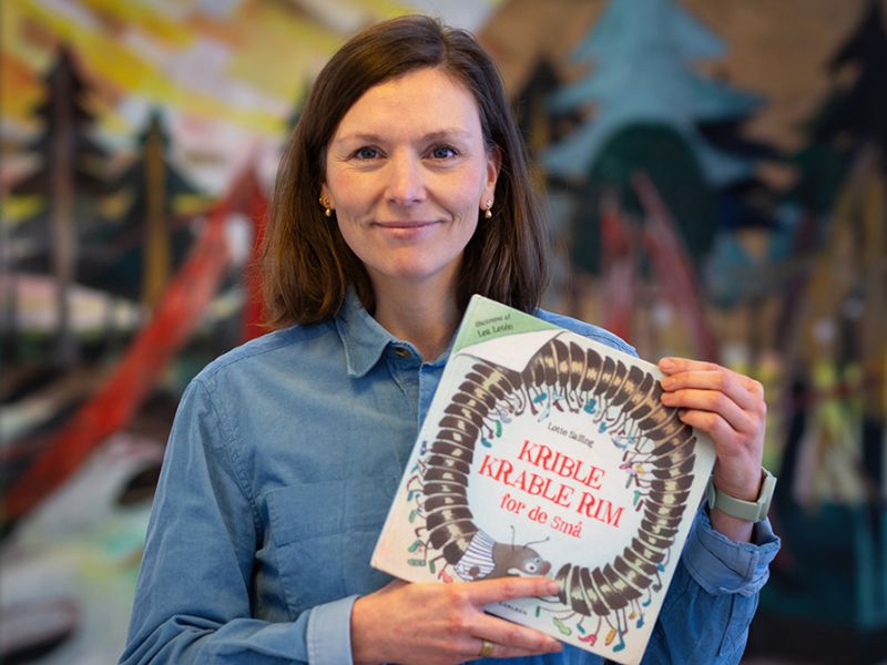 Bibliotekets litteraturformidler Sara holder en bog