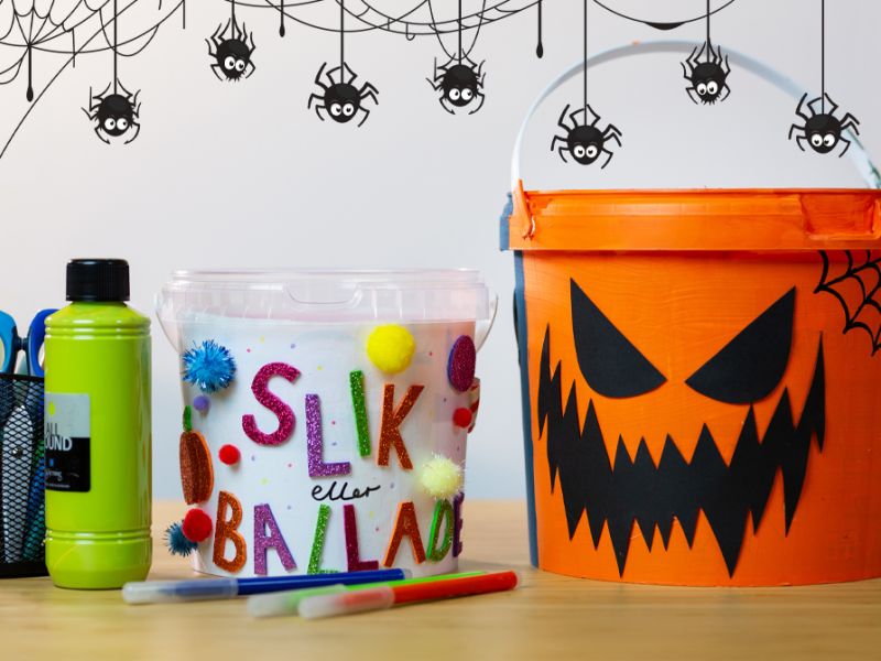 Dekorerede Halloween-spande