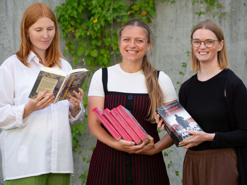Bibliotekets litteraturformidlere Mette, Kirsten og Mette holder bøger