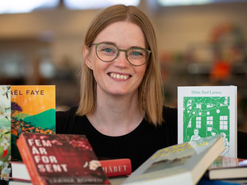 Litteraturformidler Mette Bjellsäter blandt bøger