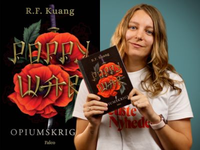 Bibliotekets medarbejder Helene holder bogen "Opiumskrigen"