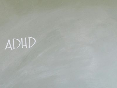 En tavle hvor der med hvidt kridt står ADHD