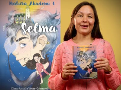Bibliotekets børnelitteraturformidler Nana holder bogen "Selma"