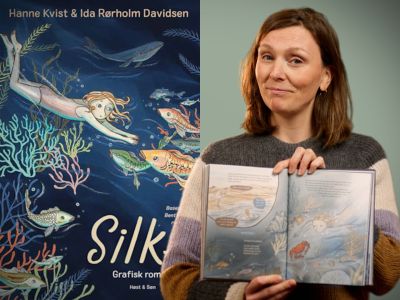 Bibliotekets børnelitteraturformidler Sara holder bogen "Silke"
