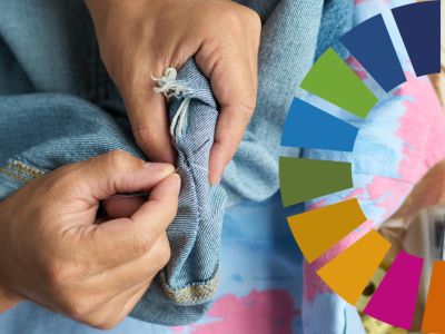 Hænder syr med nål og tråd