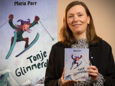 Bibliotekets litteraturformidler Sara holder bogen "Tonje Glimmerdal"