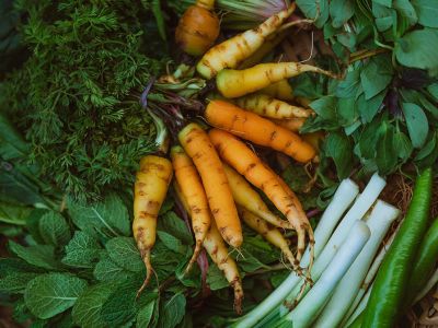 Forskellige grøntsager i en kurv