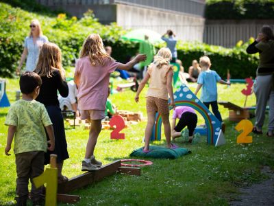 Foto af børn på aktivitetsbane