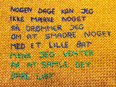 tekst broderet på stof
