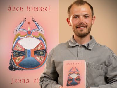 Bibliotekets litteraturformidler Stinus holder bogen "Åben himmel"