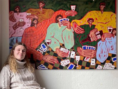 Kunstner Mette Bejder foran et af hendes værker