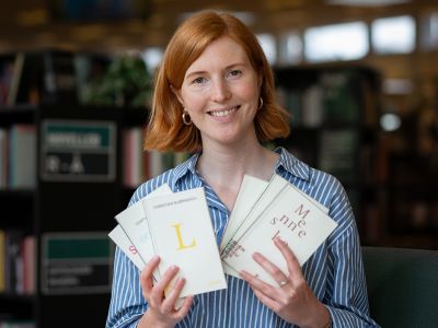 Bibliotekets litteraturformidler Mette holder en stak Tænkepause-bøger