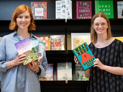 Bibliotekets litteraturformidlere Mette og Mette fremviser bøger
