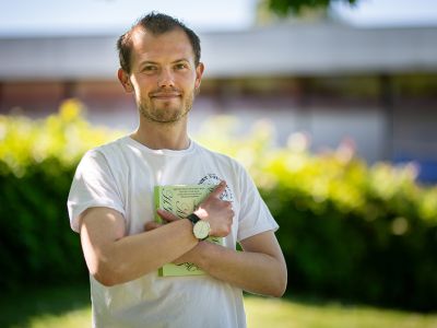 Bibliotekets litteraturformidler Stinus krammer en bog