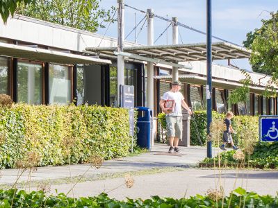 Mand og dreng foran Glostrup Bibliotek