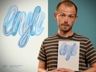 Bibliotekets litteraturformidler Stinus holder bogen "Engle"