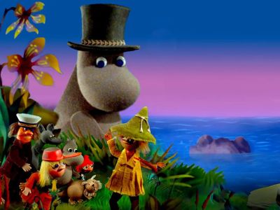 Mumifar og hans venner står foran havet