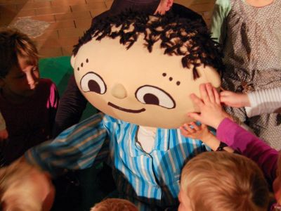 Alfons Åberg-dukke omringet af børn