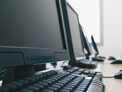 en række stationære computere