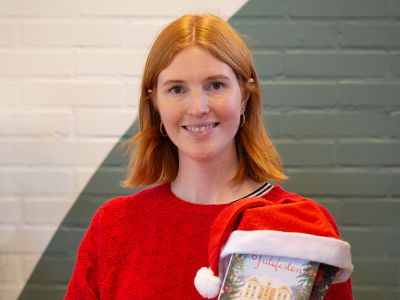 Bibliotekets litteraturformidler Mette holder en julebog