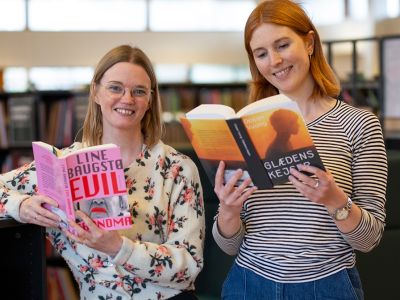 Bibliotekets litteraturformidlere Mette og Mette med bøger