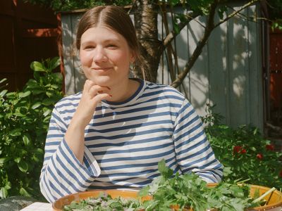 Camilla Skov, kvinden bag bloggen og Instagram-profilen Vegetarisk Hverdag, sidder udendørs