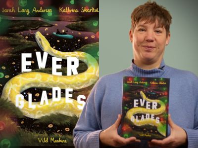 Bibliotekets litteraturformidler Louise holder bogen "Everglades"