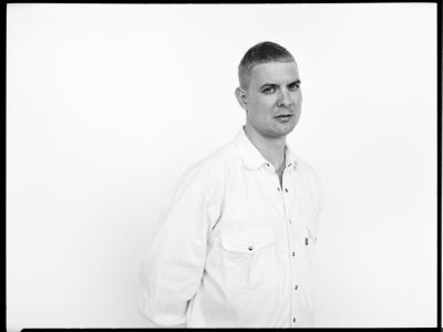 Sort-hvid foto af digteren Caspar Eric